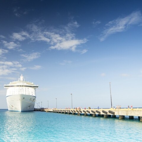 Πλοίο δεμένο σε αποβάθρα©Pixabay/JanSimonMD