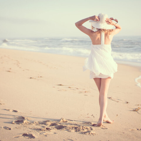 Κοπέλα σε παραλία