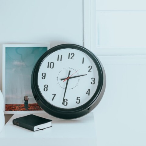 Ρολόι σε κομοδίνο©Unsplash/ Nathan Dumlao