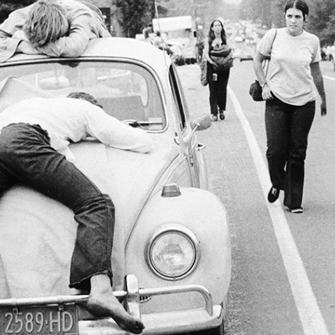 Ένας υπνάκος στο καπό του Σκαραβαίου, στο διάλειμμα από το Woodstock 