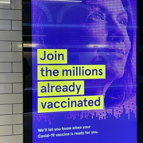 Αφίσα που ενθαρρύνει τον εμβολιασμό για τον κορωνοϊό©Unsplash/John Cameron