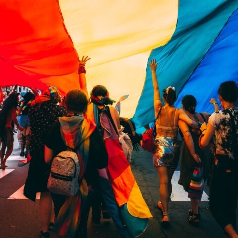 Άνθρωποι διαδηλώνουν για τ αδικαιώματα των ΛΟΑΤΚΙ©Unsplash/ Mercedes Mehling