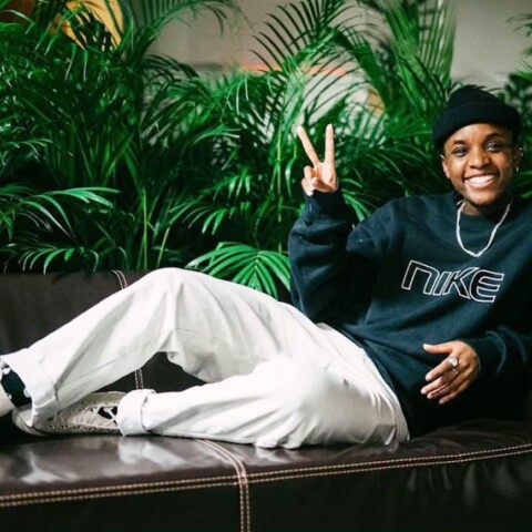 Η Sherelle ποζάρει πάνω σε ένα μαύρο πιάνο©Twitter/@TheVinylFactory