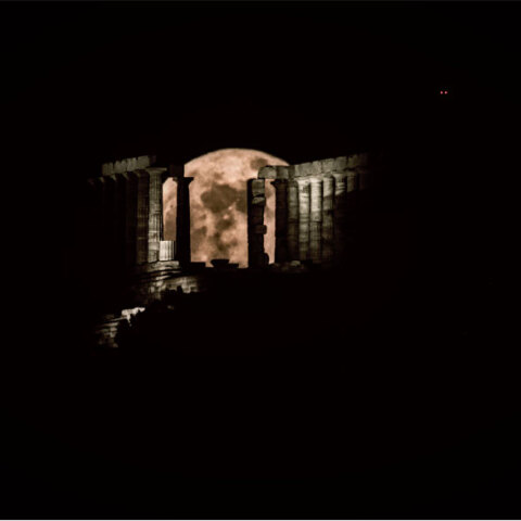 Υπερπανσέληνος: Το «κρυφτούλι» του Φεγγαριού στον Ναό του Ποσειδώνα στο Σούνιο