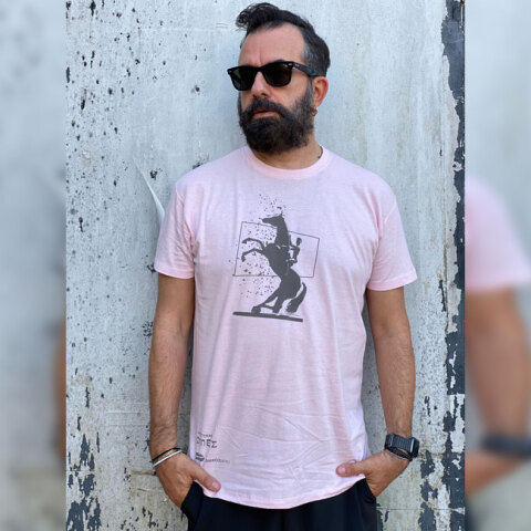 Ο Κωνσταντίνος Ρήγος με μπλουζάκι από το Πωλητήριο του Εθνικού θεάτρου