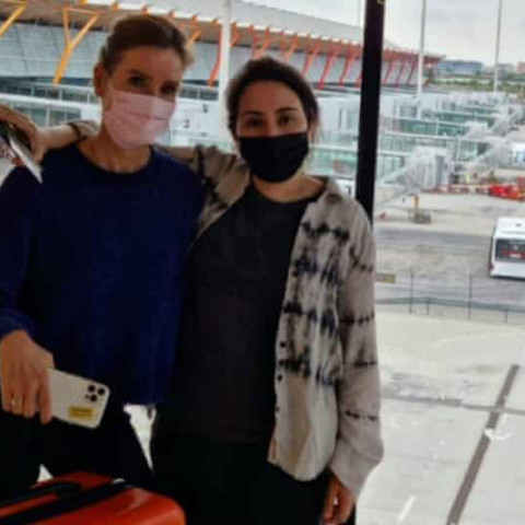 Η πριγκίπισσα Λατίφα με φίλη της στο αεροδρόμιο Μπαράχας της Μαδρίτης