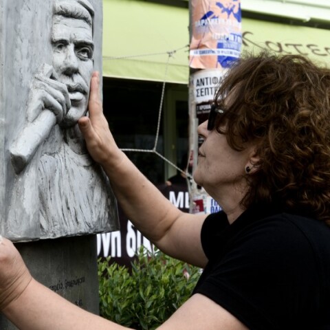 H Μάγδα Φύσσα στην προτομή του Παύλου Φύσσα©Eurokinissi/ΤΑΤΙΑΝΑ ΜΠΟΛΑΡΗ