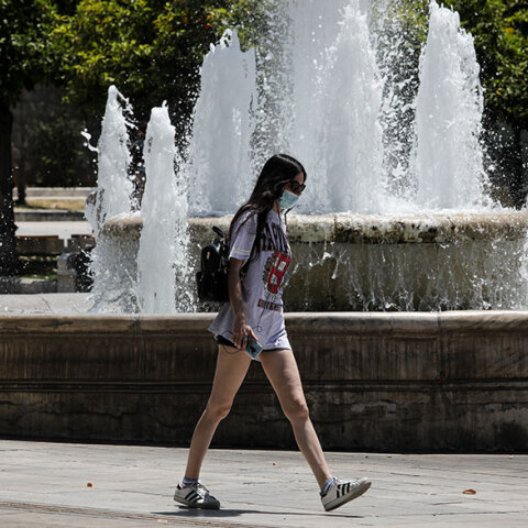 Κοπέλα με μάσκα για τον κορωνοϊό στο κέντρο της Αθήνας - Η Επιτροπή Εμπειρογνωμόνων του Υπουργείου Υγείας συνεδριάζει σήμερα Τετάρτη (23/6) για να αποφασίσει πού και πότε καταργείται η χρήση της