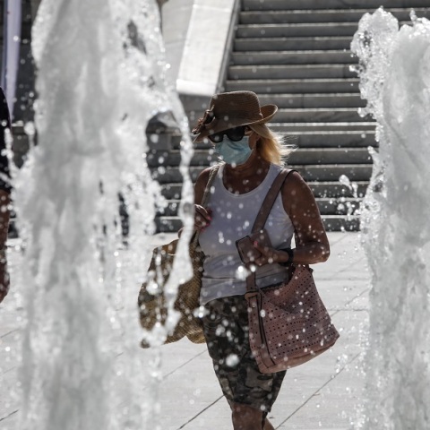 Γυναίκα με μάσκα στο κέντρο της Αθήνας