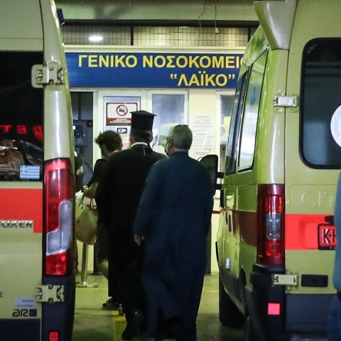 Στο «Λαϊκό» Νοσοκομείο μεταφέρθηκαν οι επτά μητροπολίτες μετά την επίθεση με βιτριόλι στη Μονή Πετράκη