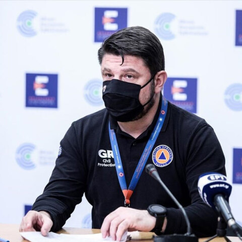 Ο Νίκος Χαρδαλιάς με μάσκα για τον κορωνοϊό στη live ενημέρωση από το Υπουργείο Υγείας