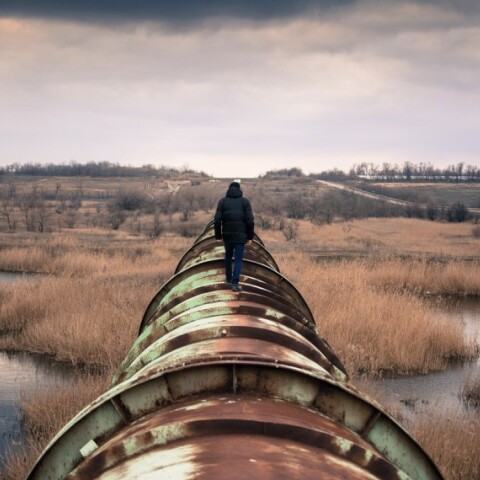 H γη κατεστραμμένη και ένας άνθρωπος περπατάει μόνος©Pixabay