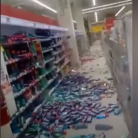 Προϊόντα έπεσαν από τα ράφια σε σούπερ μάρκετ στο Περού μετά τον σεισμό