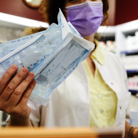 Φαρμακοποιός δίνει self-test©Eurokinissi/ΚΟΝΤΑΡΙΝΗΣ ΓΙΩΡΓΟΣ