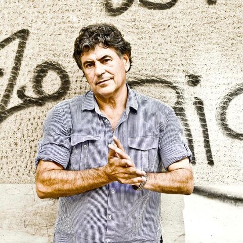 Ο Φίλιππος Τσιάρας φωτογραφημένος στην Αθήνα από τον Χριστόφορο Δουλγέρη