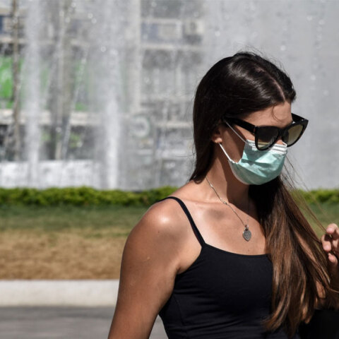 Κοπέλα με μάσκα στο συντριβάνι στην Ομόνοια - Καύσωνας και 40άρια έχει ο καιρός σήμερα Τετάρτη (23/6)