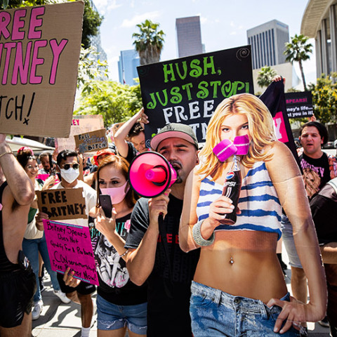  Εκατοντάδες διαδηλωτές συγκεντρώνονται κατά τη διάρκεια της διαμαρτυρίας #FREEBRITNEY, μπροστά από το δικαστήριο όπου η Μπρίτνεϊ Σπίαρς ζητά να απαλλαγεί από την κηδεμονία του πατέρα της 