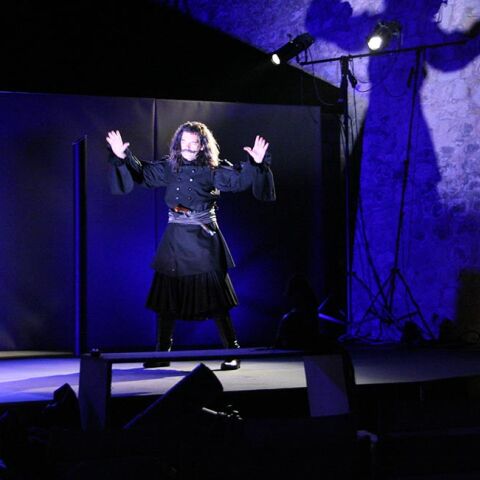 Ο Κωνσταντινος Καζάκος στο θεατρικό «Θεόδωρος Κολοκοτρώνης "Ο Θεός έβαλε την υπογραφή του"» του ΠΣΚΗ