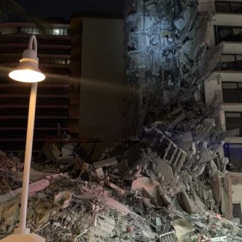 Κατέρρευσε τμήμα πολυώροφου κτιρίου στο Μαϊάμι Μπιτς