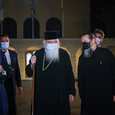 ΑΡΧΙΕΠΙΣΚΟΠΟΣ ΙΕΡΩΝΥΜΟΣ ΜΕ ΜΗΤΡΟΠΟΛΙΤΕΣ ΣΤΗ ΜΟΝΗ ΠΕΤΡΑΚΗ -  ΕΠΙΘΕΣΗ ΙΕΡΕΑ ΜΕ ΒΙΤΡΙΟΛΙ ΣΕ ΕΠΤΑ ΜΗΤΡΟΠΟΛΙΤΕΣ ΣΤΗΝ ΜΟΝΗ ΠΕΤΡΑΚΗ