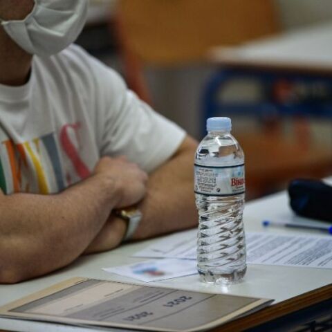 Υποψήφιος μαθητής την ώρα των Πανελληνίων εξετάσεων