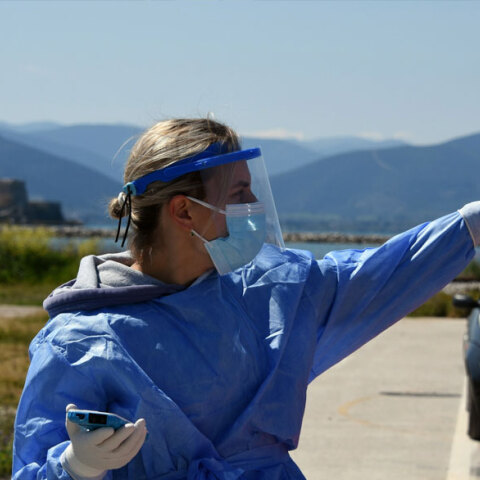 Υγειονομικός διενεργεί δωρεάν rapid test (ΦΩΤΟ ΑΡΧΕΙΟΥ)