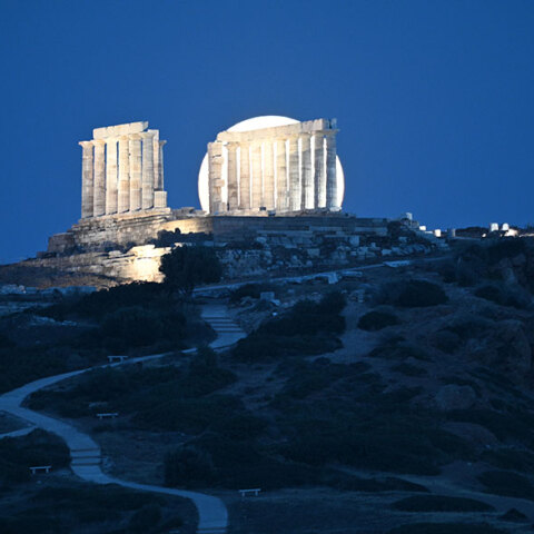 Η «Πανσέληνος της Φράουλας» στο ναό του Ποσειδώνα στο Σούνιο