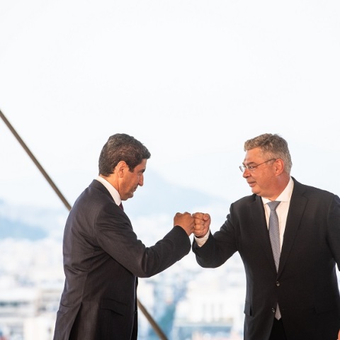 Ο κ. Ανδρέας Σιάμισιης και ο Υφυπουργός Πολιτισμού και Αθλητισμού κ. Λευτέρης Αυγενάκης ανταλλάσσουν χαιρετισμό, γροθιά με γροθιά.