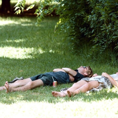 Ζευγάρι ξαπλωμένο στο γρασίδι στο κέντρο της Αθήνας©ΑΠΕ/ΠΑΝΤΖΑΡΤΖΗ Σ