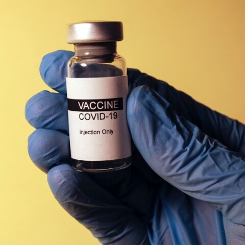 Φιάλη με εμβόλιο κατά της Covid-19©Unsplash/ Hakan Nural