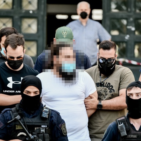 Ο  37χρονος καθαιρεθείς ιερέας μετά τη μεταφορά του στον εισαγγελέα