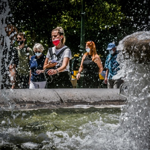 Καύσωνας - Πολίτες στο κέντρο της Αθήνας