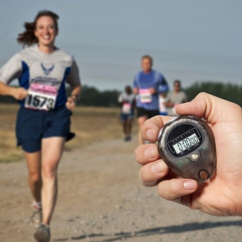 Γυναίκα που τρέχει σε μαραθώνιο©Pixabay/Tumisu