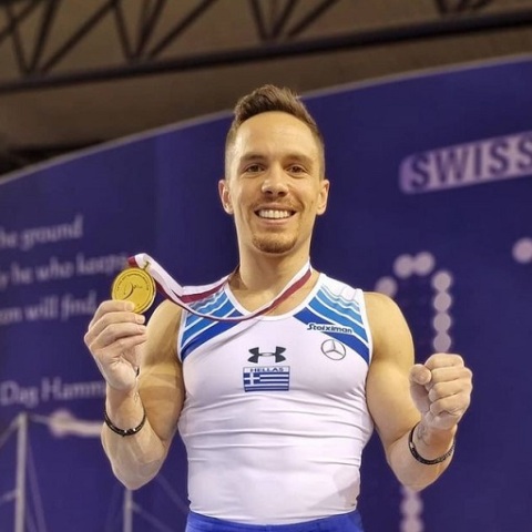 Ο Λευτέρης Πετρούνιας κρατά στα χέρια του ένα ακόμη χρυσό μετάλλιο