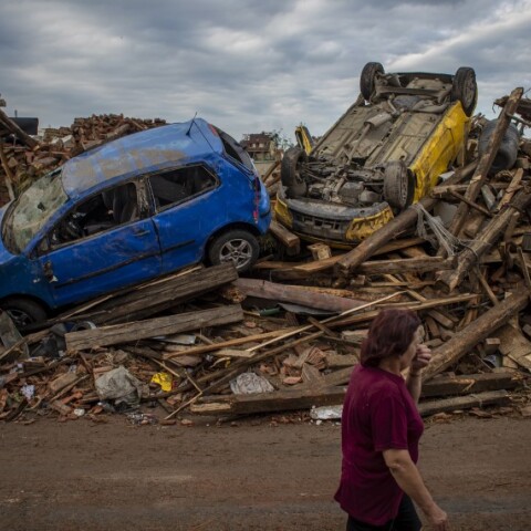 Εικόνες από τον ανεμοστρόβιλος στην Τσεχία©APE/MORAVSKA NOVA VES