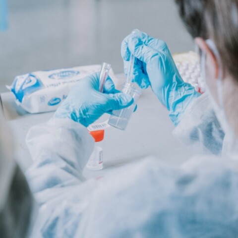 Γιατρός ετοιμάζει εμβόλιο©Unsplash/ Mat Napo