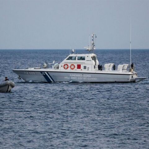 Σκάφος και φουσκωτό του Λιμενικού Σώματος 