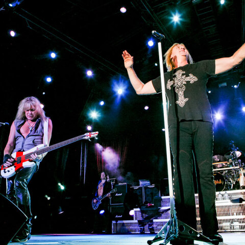 Στιγμιότυπο από τη συναυλία των Def Leppard στον Πειραιά, τον Ιούλιο του 2008