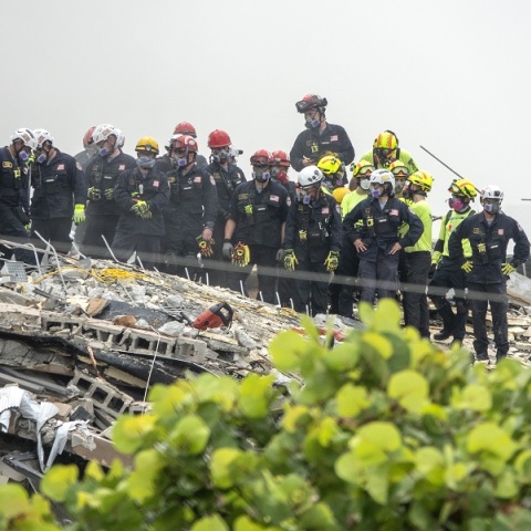 Σωστικά συνεργεία αναζητούν στα συντρίμμια επιζώντες από την κατάρρευση πολυκατοικίας στη Φλόριντα