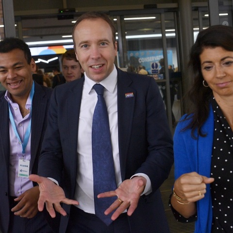 Ο πρώην υπουργός Υγείας, Ματ Χάνκοκ - Στα δεξιά του η σύμβουλός του