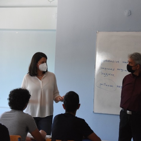 Η υπουργός Παιδείας, Νίκη Κεραμέως, κατά την επίσκεψή της σε σχολείο