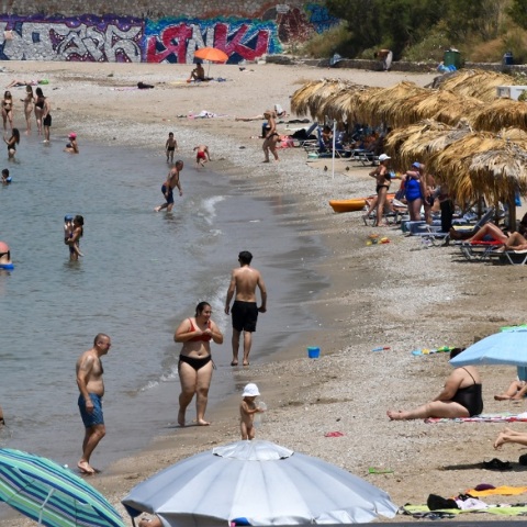 Καύσωνας - Εξόρμηση για στιγμές δροσιάς στις παραλίες
