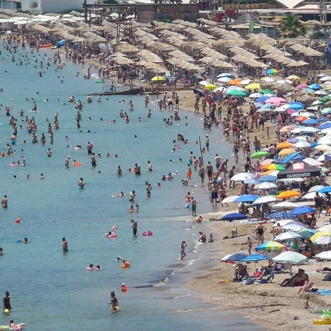 Ο καύσωνας οδήγησε τους πολίτες στις παραλίες της Αττικής