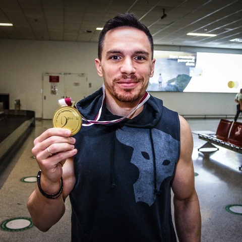 Ο Λευτέρης Πετρούνιας επέστρεψε στην Ελλάδα μετά τον θρίαμβο στην Ντόχα