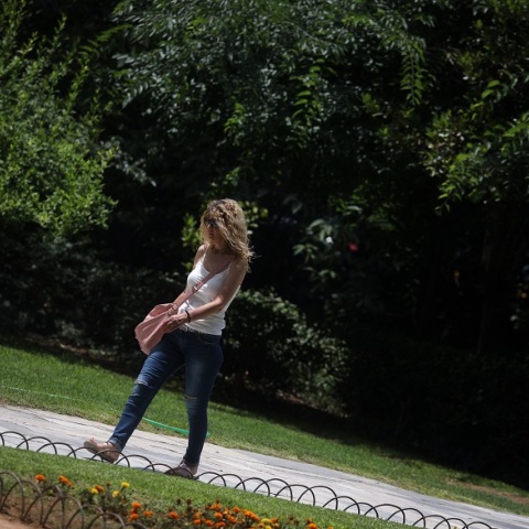 Γυναίκα περπατά στο κέντρο της Αθήνας