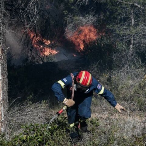 Πυροσβέστης σε κατάσβεση ©EUROKINNISSI/ΚΑΡΑΓΙΑΝΝΗΣ ΜΙΧΑΛΗΣ