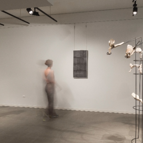 Άποψη από την έκθεση "Apotropaion" στον χώρο 16 Φωκίωνος Νέγρη