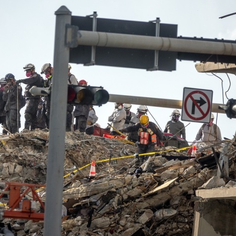 Συνεχίζονται οι έρευνες για τον εντοπισμό επιζώντων στα συντρίμμια της πολυκατοικίας στη Φλόριντα