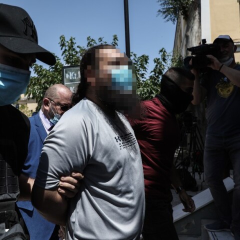 Ο 37χρονος καθαιρεθείς ιερέας μετά τη μεταφορά του στον εισαγγελέα