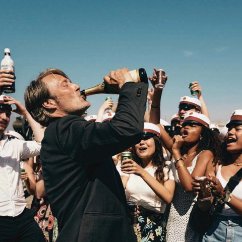 Άσπρο πάτο (Druk)» του Τόμας Βίντερμπεργκ, με πρωταγωνιστές τους Μαντς Μίκελσεν, Τόμας Μπο Λάρσεν, Μάγκνους Μίλανγκ